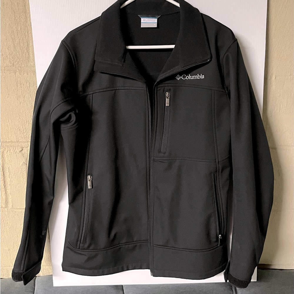 Men’s Columbia Softshell Front Full Zip Jacket.          Black, Size Medium